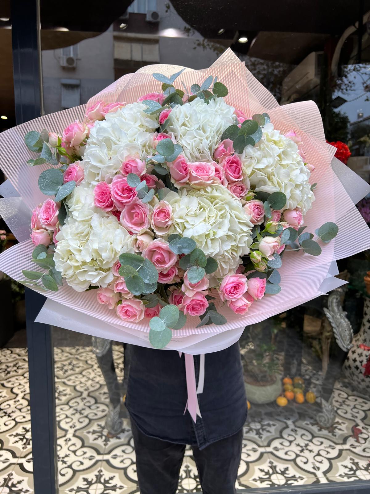 white and pink bouquet