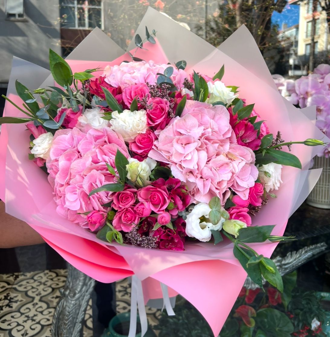 Hydrangea & Sprayroses Bouquet