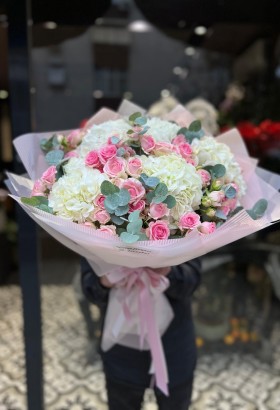 white and pink bouquet